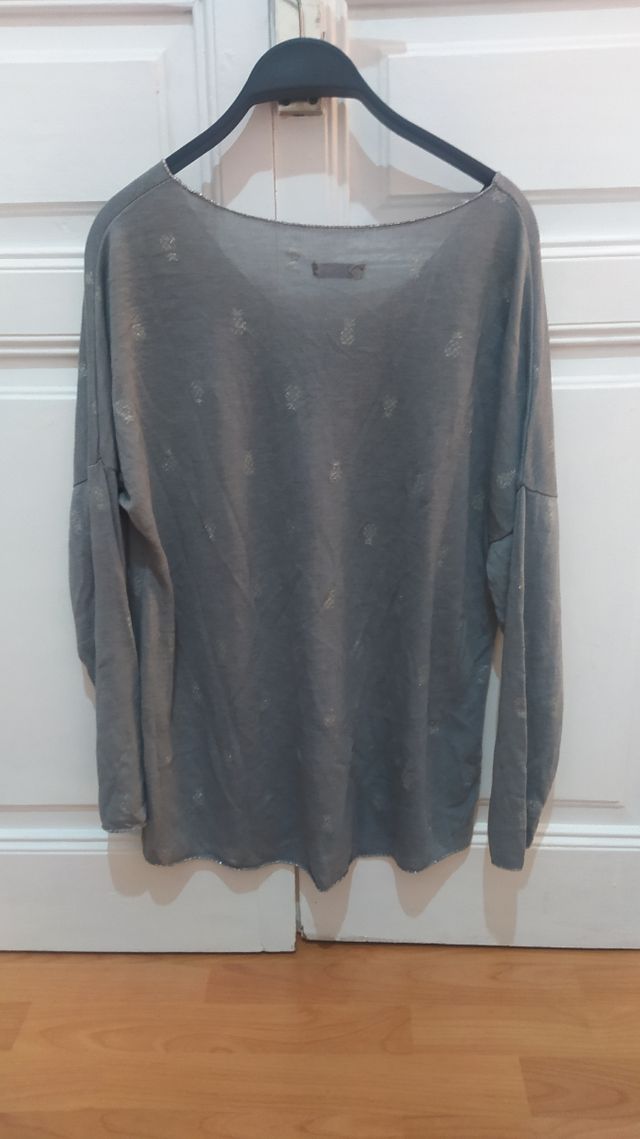 Blusa gris con estampado de piñas