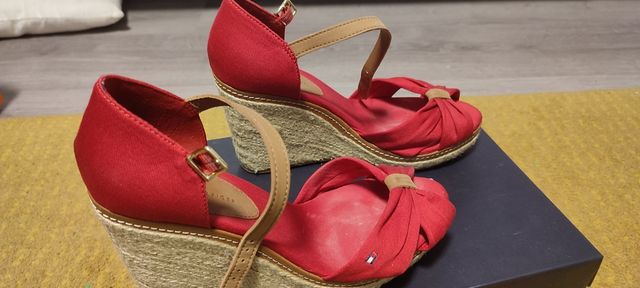 Tommy casi nuevas talla 40