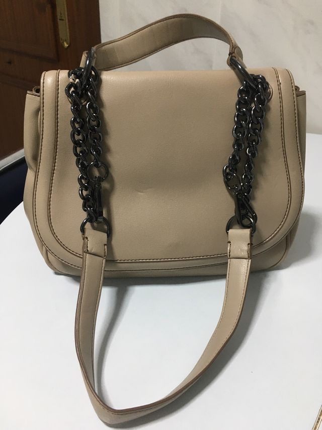 Bolso doble asa color topo-beige de Zara