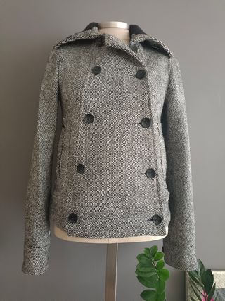 Abrigo/Cazadora Gris y Negra de Zara