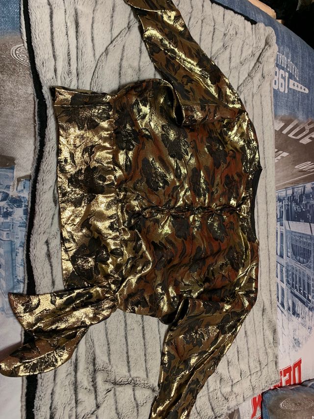 camiseta dorada y pantalon negro fiesta