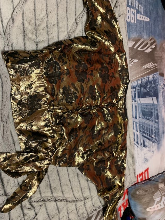 camiseta dorada y pantalon negro fiesta