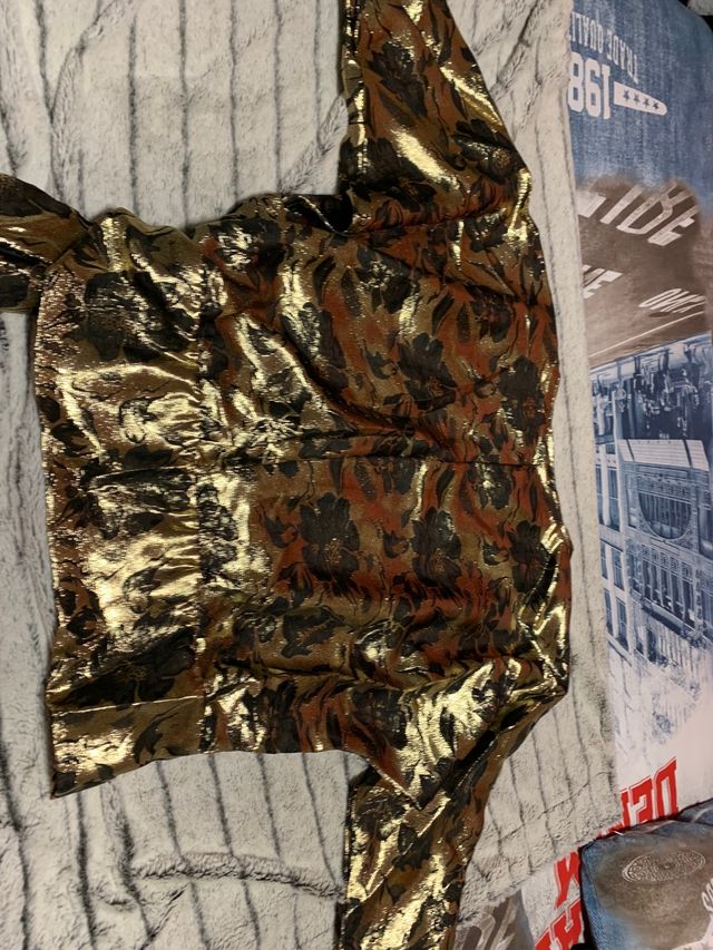 camiseta dorada y pantalon negro fiesta