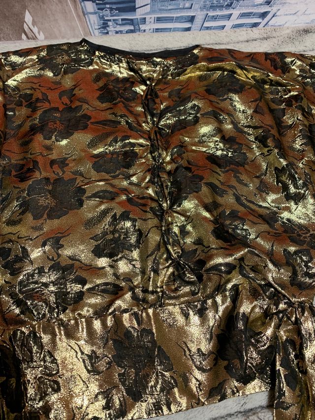 camiseta dorada y pantalon negro fiesta