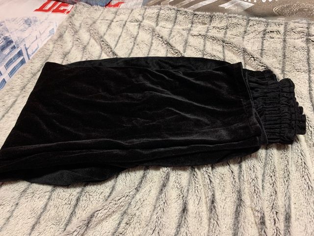 camiseta dorada y pantalon negro fiesta