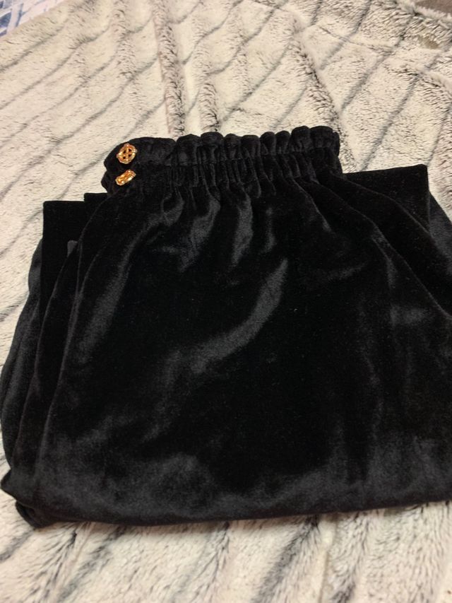 camiseta dorada y pantalon negro fiesta