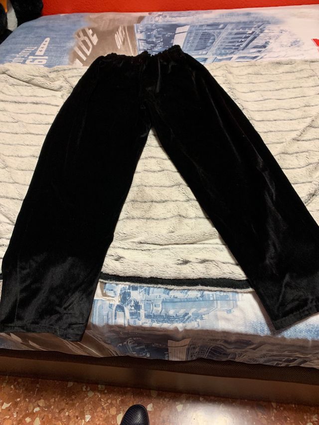 camiseta dorada y pantalon negro fiesta