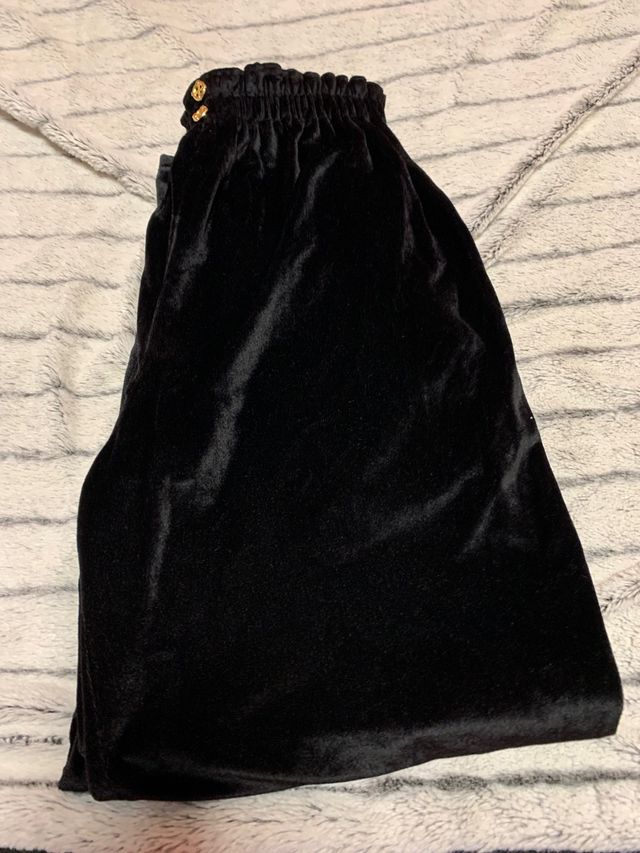 camiseta dorada y pantalon negro fiesta