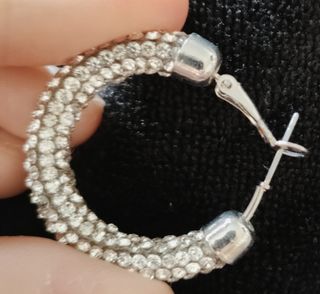 pendientes de aros con brillantes 