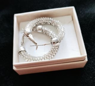 pendientes de aros con brillantes 