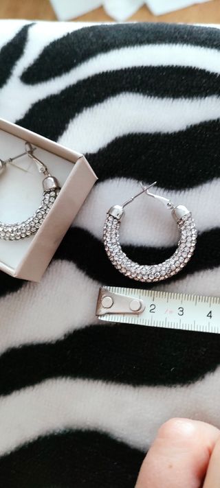 pendientes de aros con brillantes 