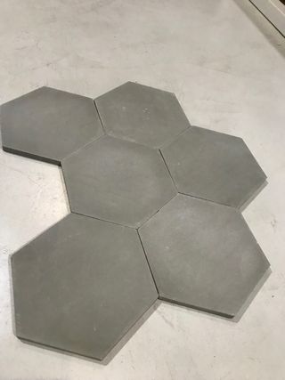 Baldosa hidráulica hexagonal gris