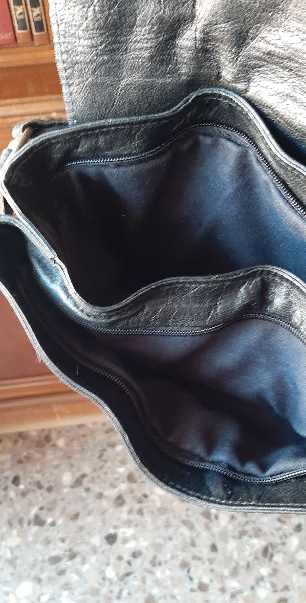 bolso negro de piel