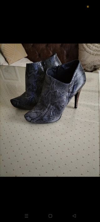 Botines de piel  marca Lodi 