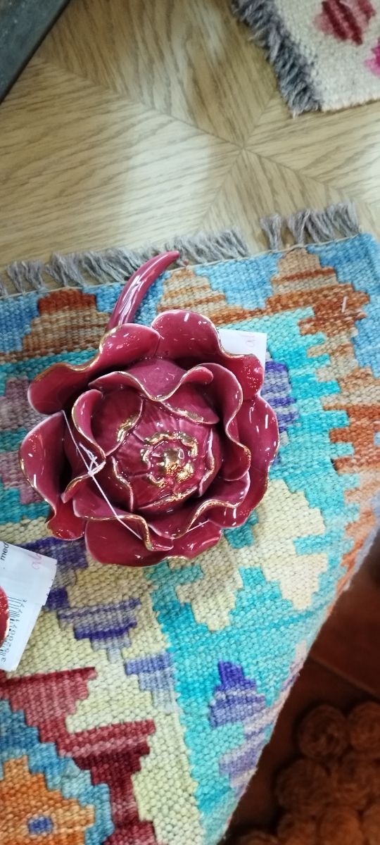 Rosa decorativa in porcellana