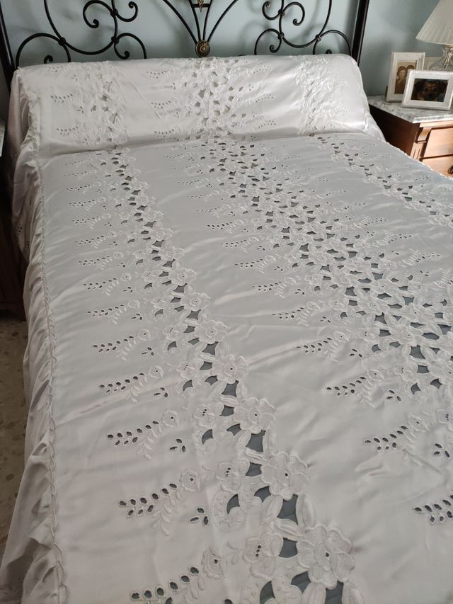 Colcha blanca tipo seda bordada