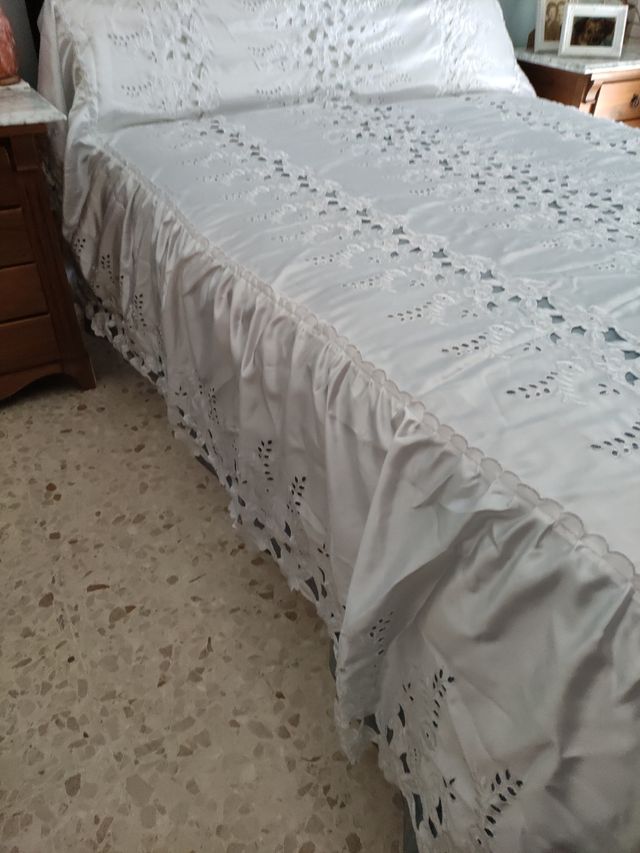 Colcha blanca tipo seda bordada