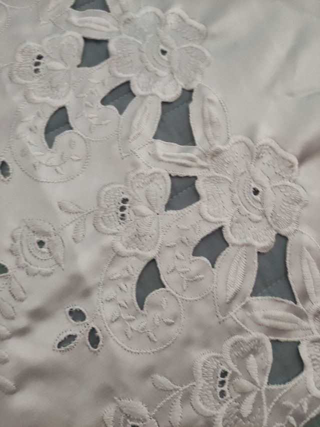 Colcha blanca tipo seda bordada