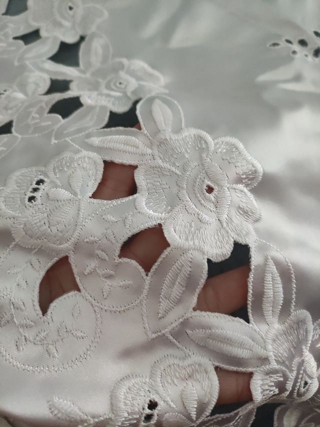 Colcha blanca tipo seda bordada