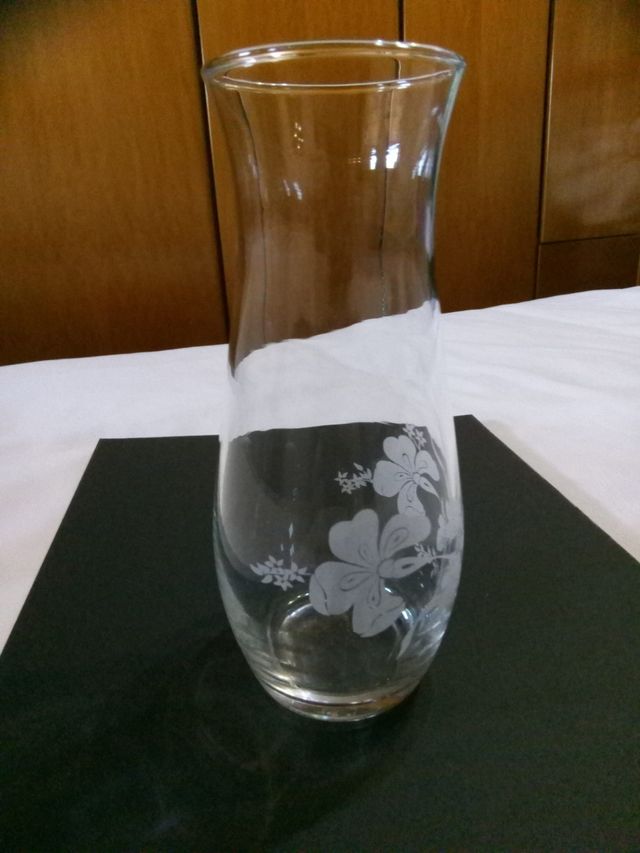 Vaso inglese vintage in vetro con peonie