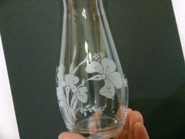 Vaso inglese vintage in vetro con peonie