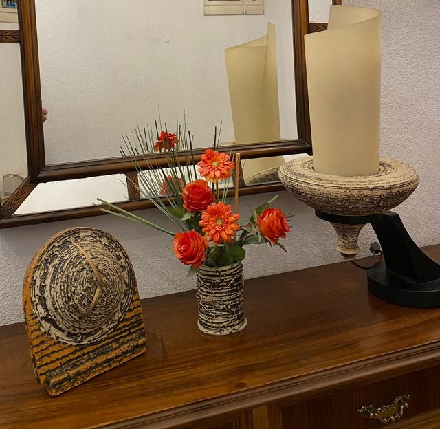 Conjunto de lámpara, florero y reloj .