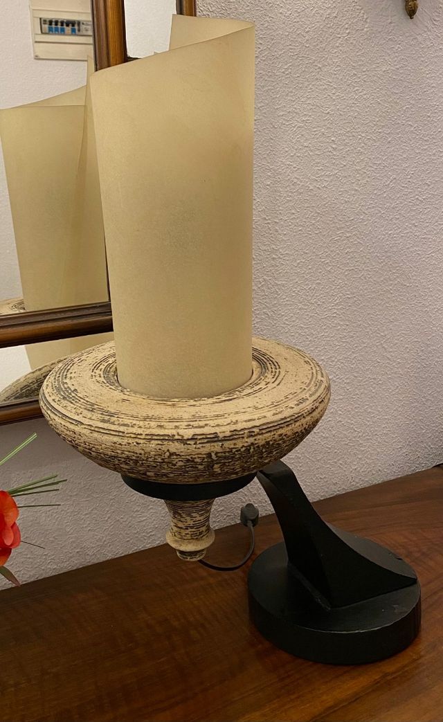 Conjunto de lámpara, florero y reloj .