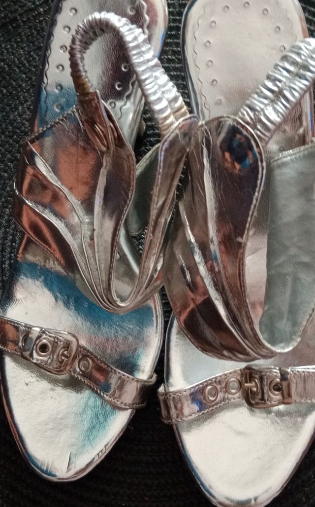 sandalias plateadas nuevas a estrenar 