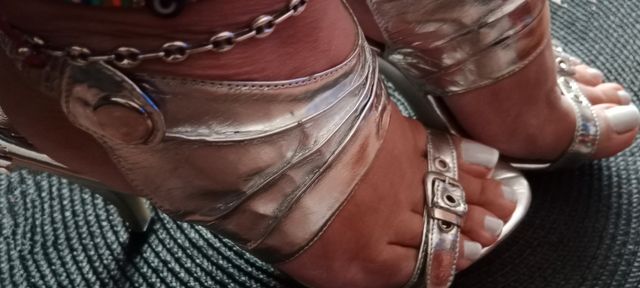 sandalias plateadas nuevas a estrenar 