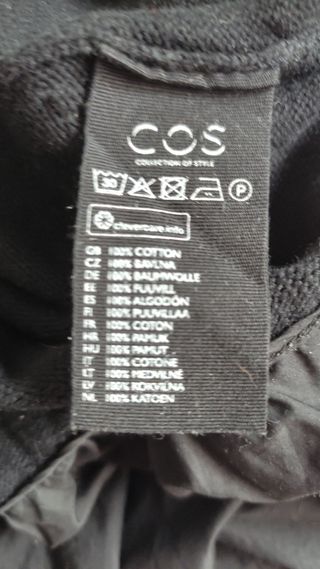 Vestido negro marca Cos