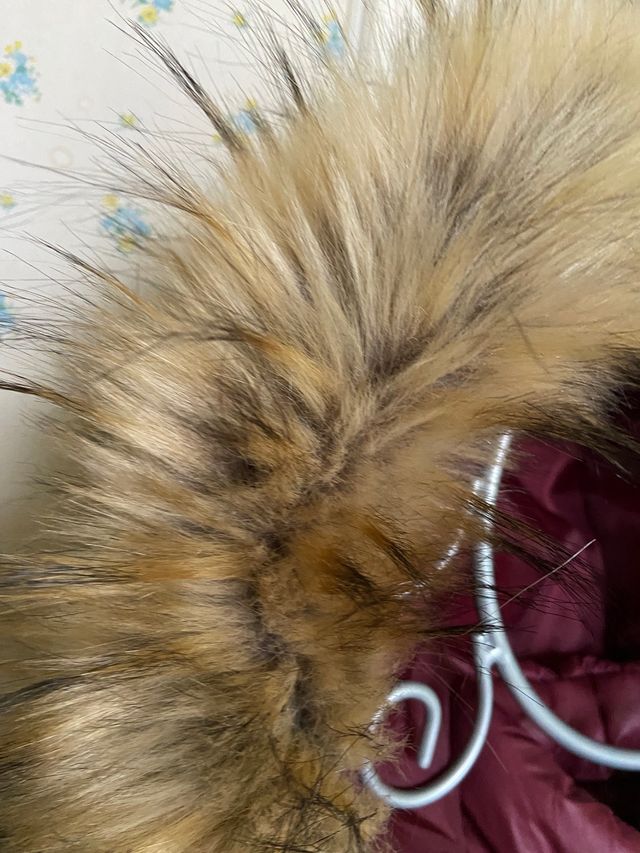 Casaco comprido acolchoado com capuz, leve.