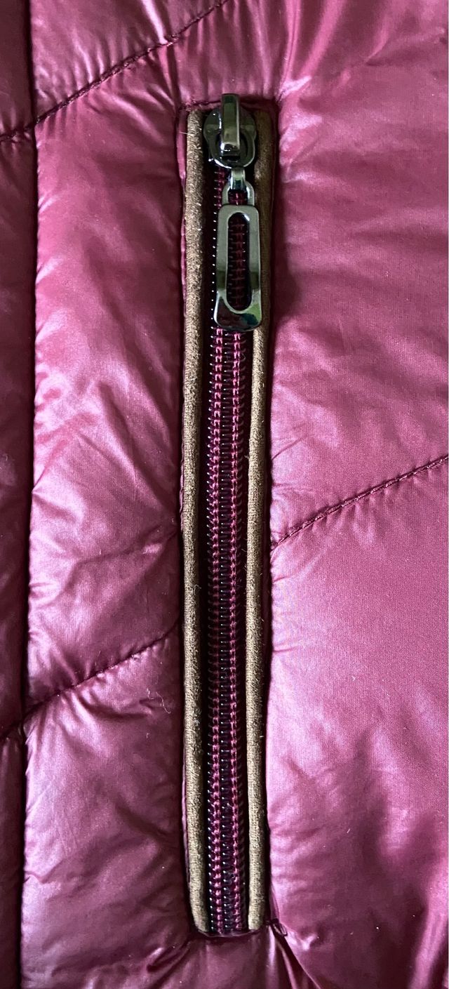 Casaco comprido acolchoado com capuz, leve.