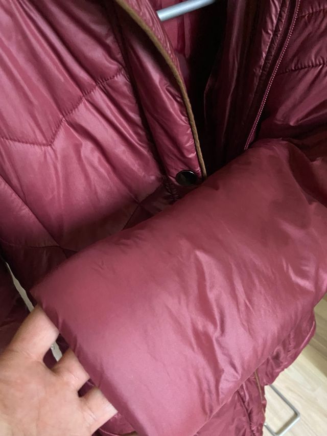 Cappotto lungo imbottito con cappuccio, leggero.