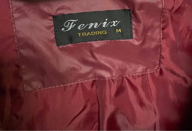 Casaco comprido acolchoado com capuz, leve.