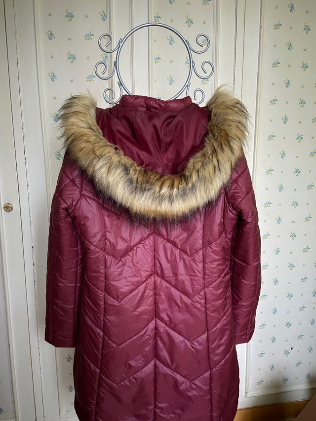 Casaco comprido acolchoado com capuz, leve.