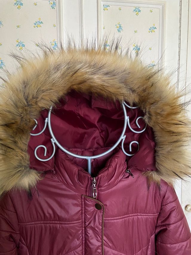 Casaco comprido acolchoado com capuz, leve.