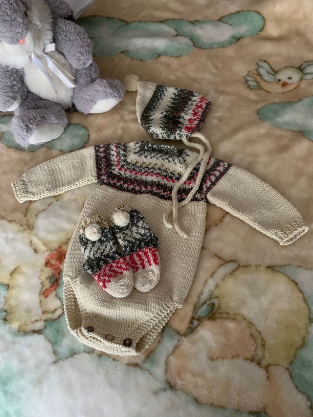 Conjunto pelele bebé, gorrito elfo y calcetines.