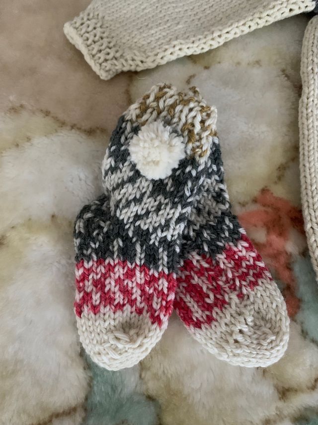 Conjunto pelele bebé, gorrito elfo y calcetines.