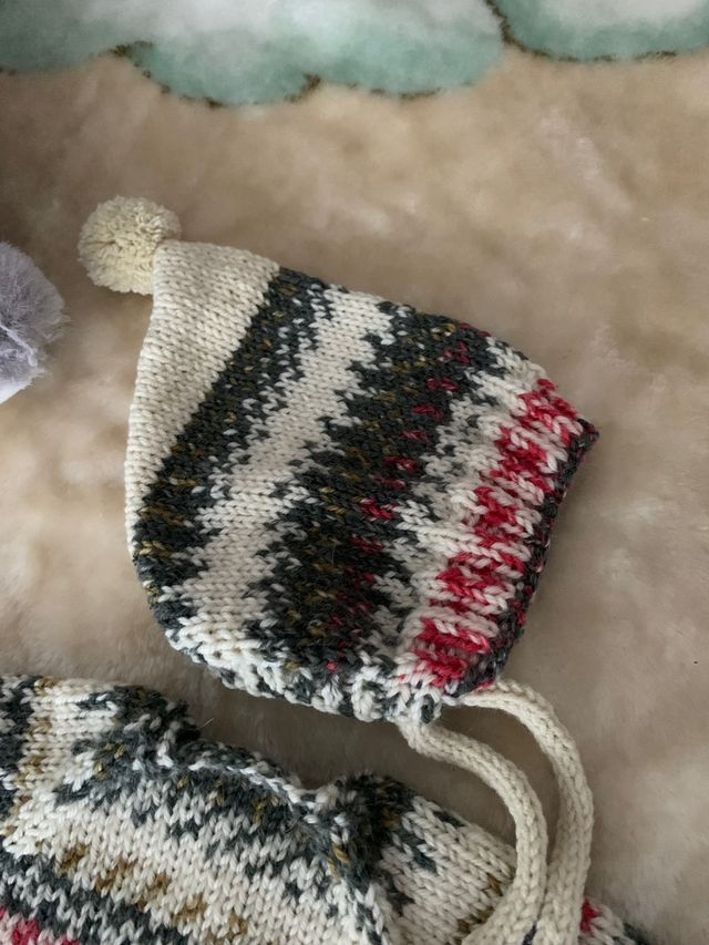 Conjunto pelele bebé, gorrito elfo y calcetines.