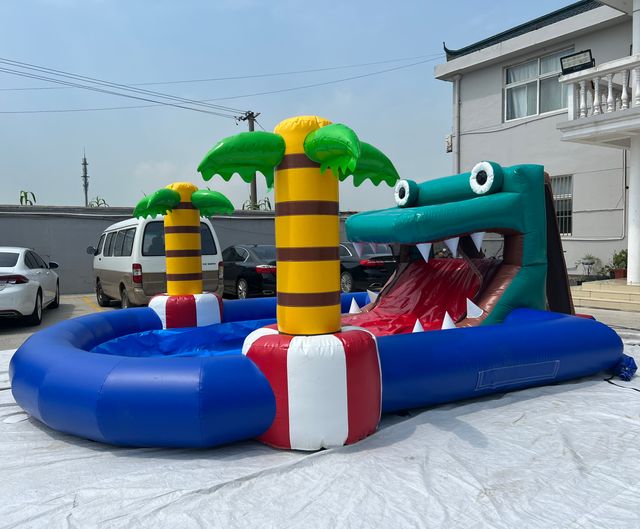 PISCINA Y TOBOGÁN HINCHABLE COCODRILO 7X4,8 metros