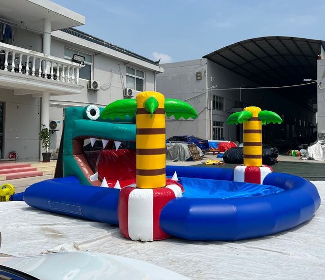 PISCINA Y TOBOGÁN HINCHABLE COCODRILO 7X4,8 metros