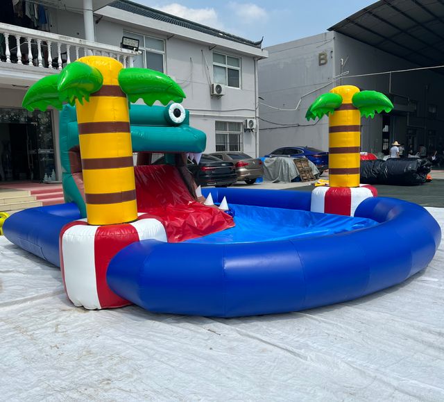 PISCINA Y TOBOGÁN HINCHABLE COCODRILO 7X4,8 metros