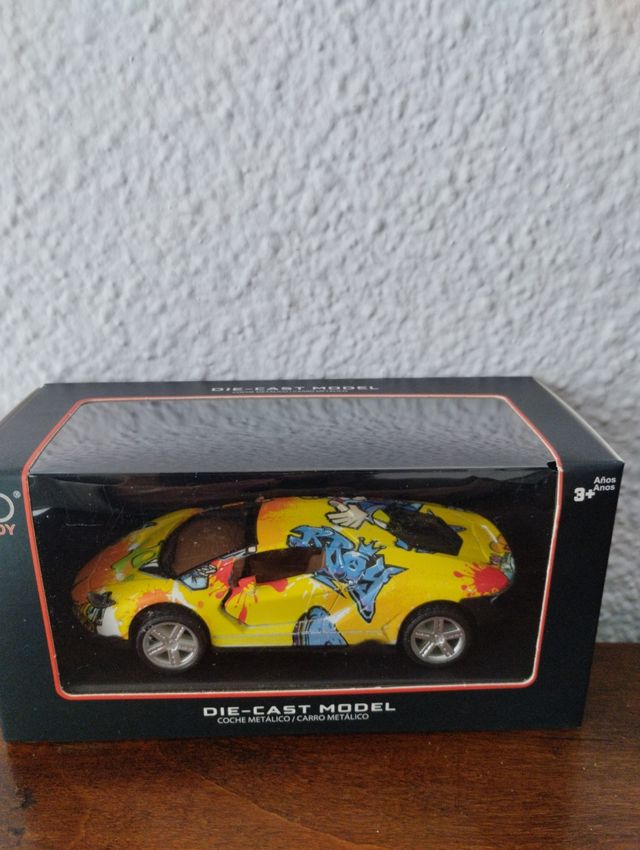 coche deportivo metálico en amarillo