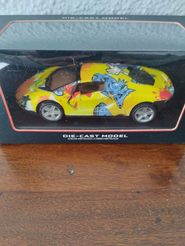 coche deportivo metálico en amarillo