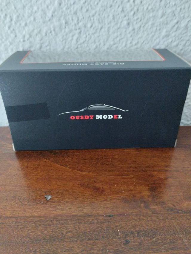 coche deportivo metálico en amarillo