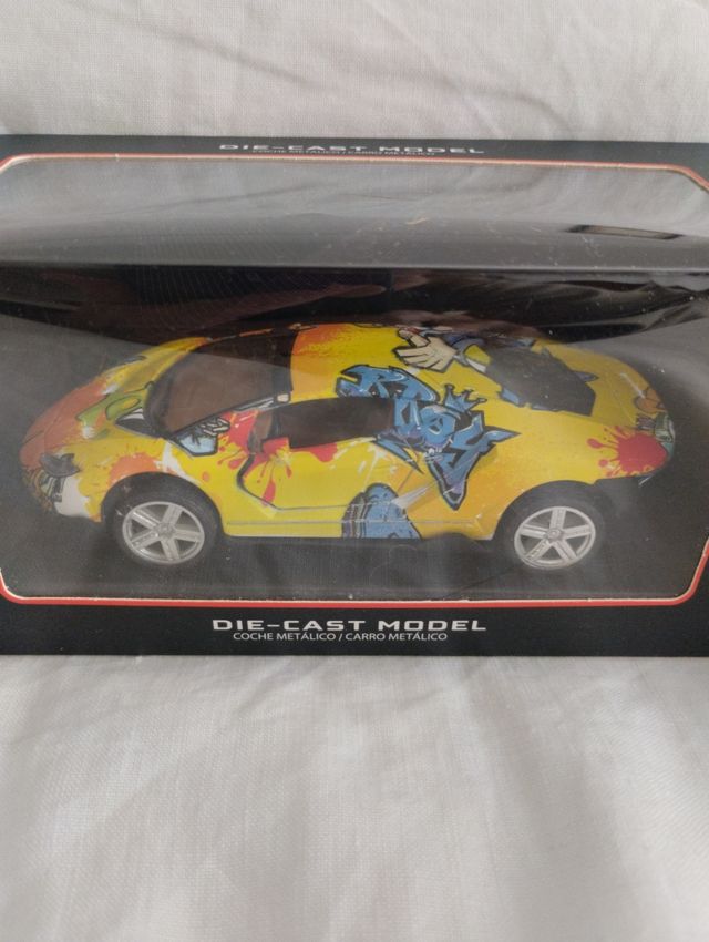 coche deportivo metálico en amarillo