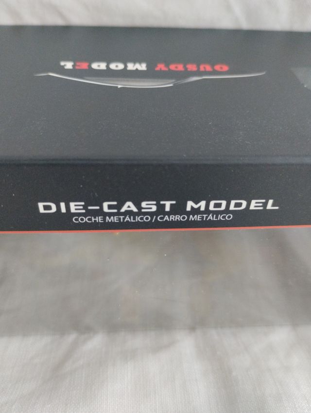 coche deportivo metálico en amarillo