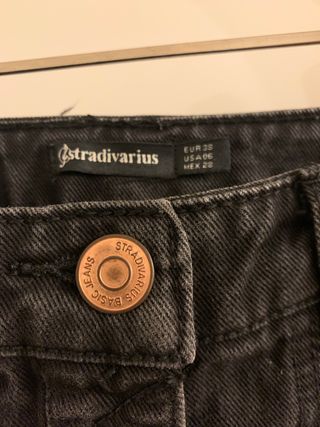 Falda vaquera negra de Stradivarius 