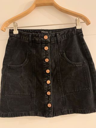 Falda vaquera negra de Stradivarius 