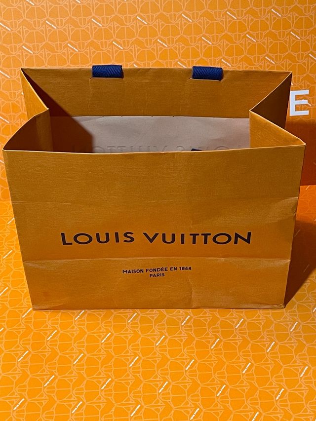 Bolsita LV tamaño estuche gafas